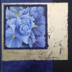 Ölbild einer  weissen Iris vor blauen und schwarzen Hintergrund mit goldenen Akzenten